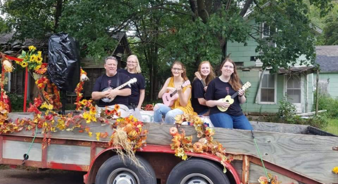 DUkes, strumming and humming through the semester: Drury’s ukulele club earns first at Humansville Fall Fest