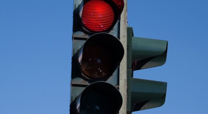 Should drivers be allowed to turn right on red?